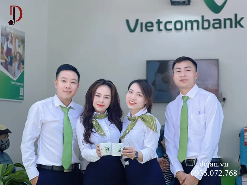 Phụ kiện đồng phục ngân hàng Vietcombank có thiết kế hiện đại và tinh tế.