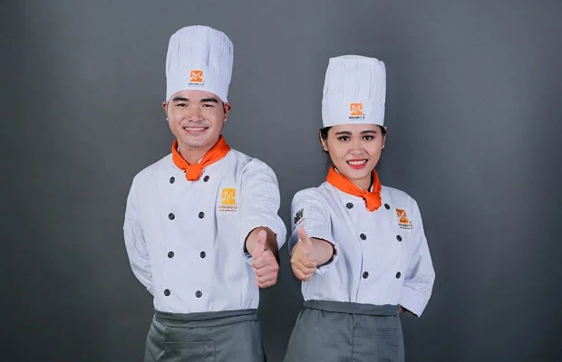 Đồng phục đầu bếp TPHCM: Chọn vải chống bám bẩn & chịu nhiệt tốt