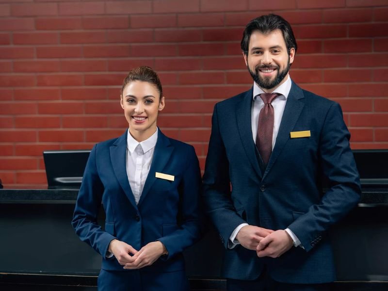 Đồng phục lễ tân khách sạn TPHCM Chọn form nào gây ấn tượng tốt