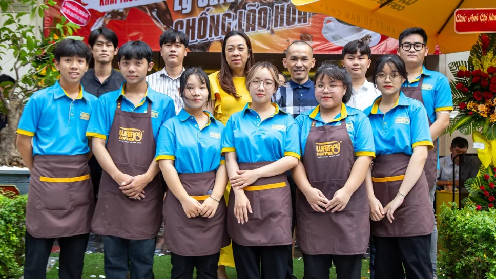 Đồng phục nhà hàng TPHCM: 15+ mẫu đẹp cho quán ăn & nhà hàng cao cấp