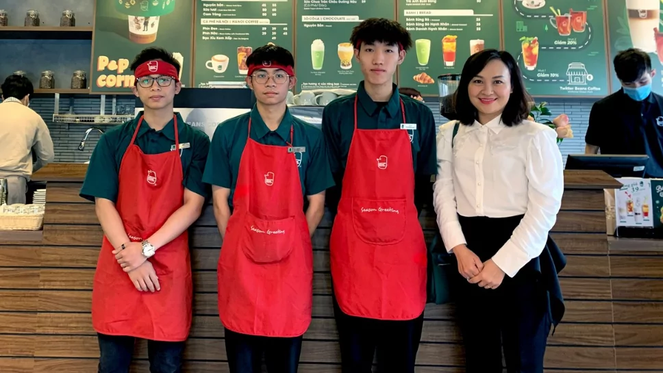 Đồng phục nhà hàng TPHCM: 15+ mẫu đẹp cho quán ăn & nhà hàng cao cấp