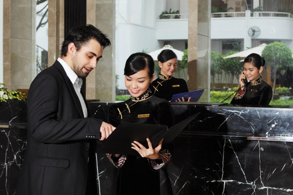 Đồng phục quản lý khách sạn TPHCM Sang trọng & chuyên nghiệp