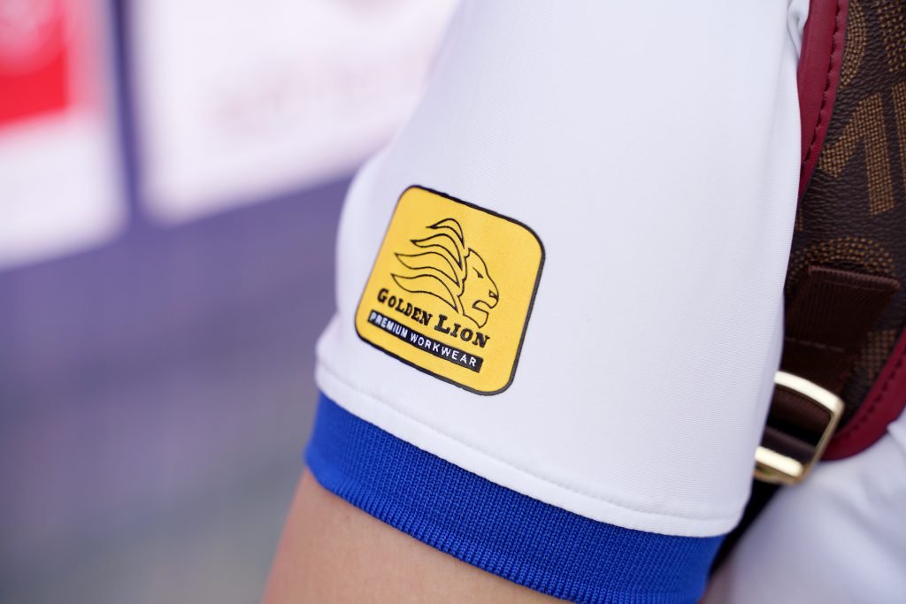 Nên in hay thêu logo trên áo đồng phục? Ưu – nhược điểm & cách chọn phù hợp