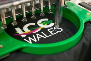 Nên in hay thêu logo trên áo đồng phục