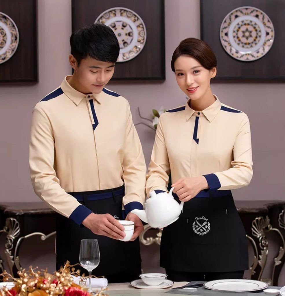 So sánh chi phí giữa may sẵn và đặt may đồng phục