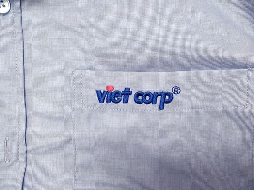 Nên in hay thêu logo trên áo đồng phục? So sánh chi phí & độ bền