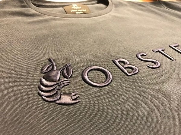 Nên in hay thêu logo trên áo đồng phục? Ưu – nhược điểm & cách chọn phù hợp