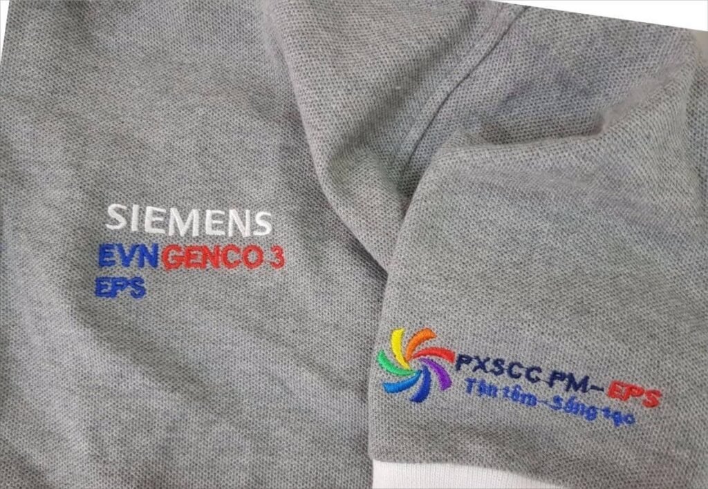 Nên in hay thêu logo trên áo đồng phục? So sánh chi phí & độ bền