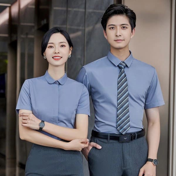 Đồng phục công sở gồm những loại nào? Doanh nghiệp nên chọn ra sao? 4 Sơ mi hay áo thun công sở – lựa chọn nào phù hợp hơn