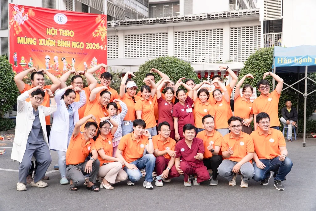 Đồng phục team cho bệnh viện Chợ Rẫy – Giải pháp gắn kết tập thể y tế từ DeJan