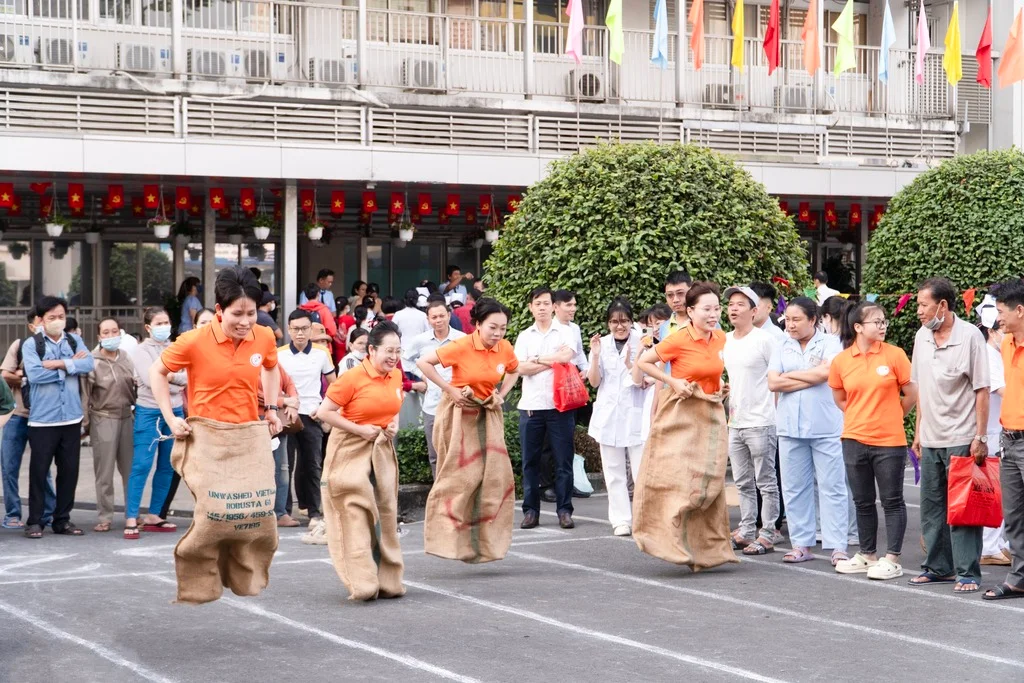 Đồng phục team cho bệnh viện Chợ Rẫy – Giải pháp gắn kết tập thể y tế từ DeJan