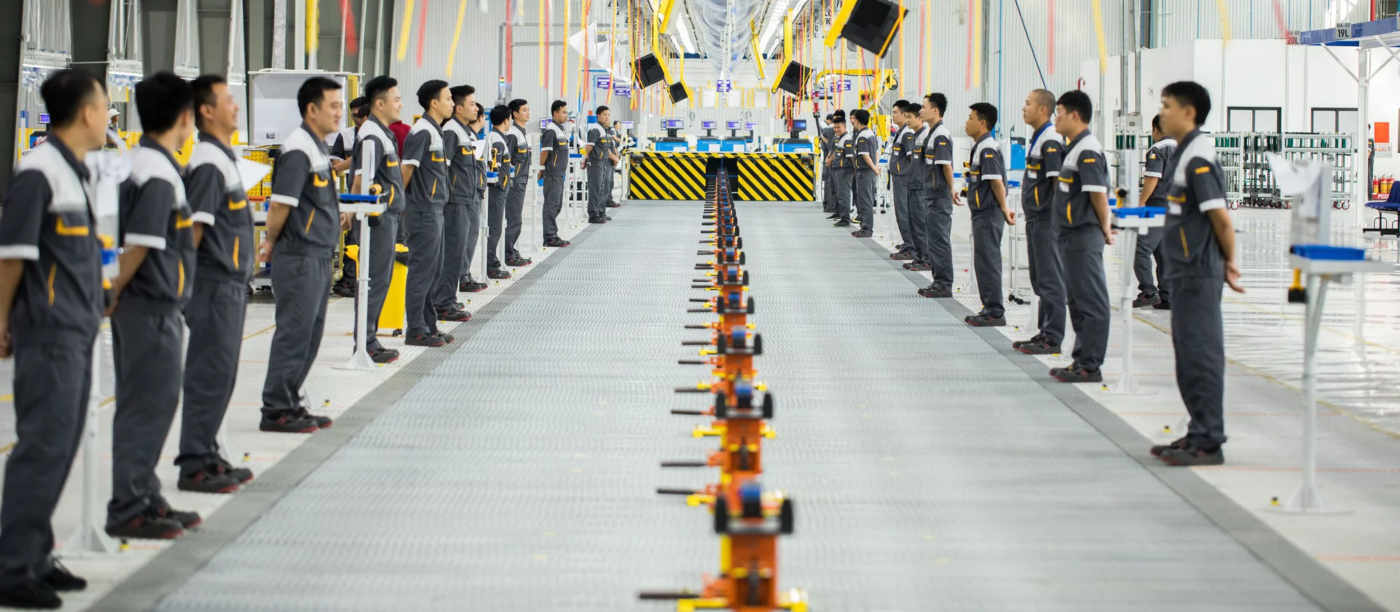 Đồng phục công nhân nhà máy Chọn vải, form, và màu sao cho thoáng – bền – dễ giặt