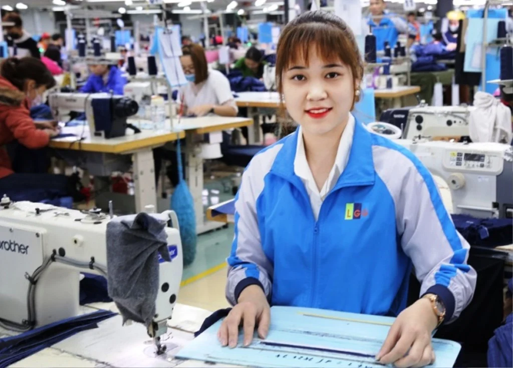 Đồng phục công nhân nhà máy Chọn vải, form, và màu sao cho thoáng – bền – dễ giặt