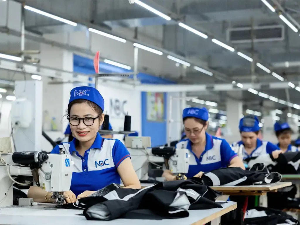 Đồng phục công nhân nhà máy Chọn vải, form, và màu sao cho thoáng – bền – dễ giặt