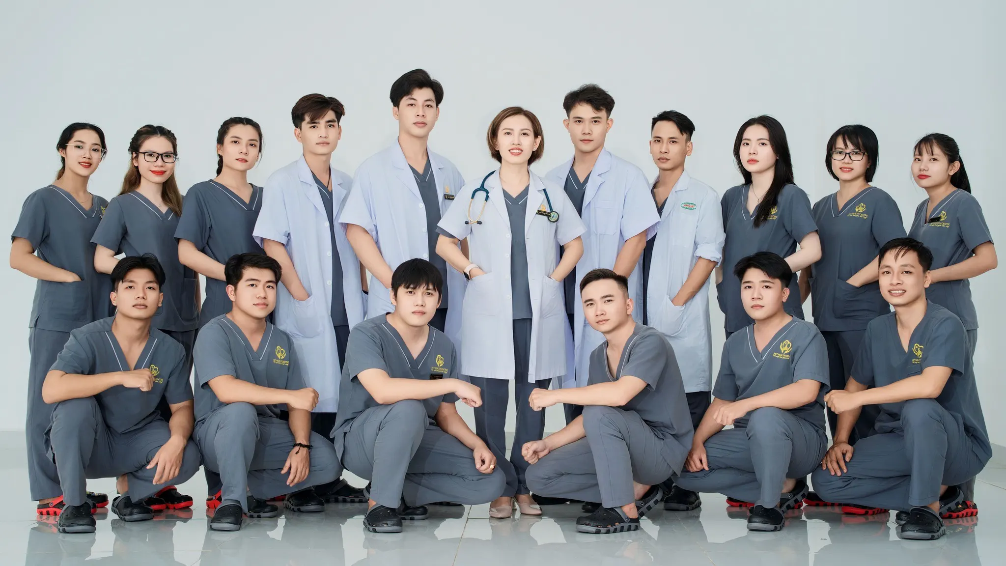 May đồng phục chuỗi phòng khám giải pháp đồng bộ nhiều chi nhánh