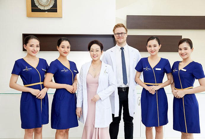 May đồng phục thẩm mỹ viện cao cấp, sang và đồng bộ nhận diện 3 May đồng phục thẩm mỹ viện cao cấp, sang và đồng bộ nhận diện