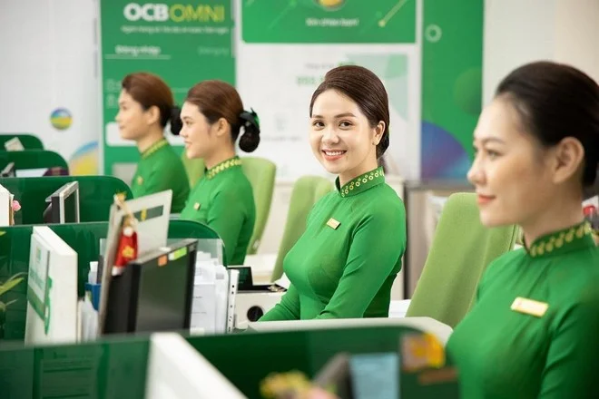 Đồng phục giao dịch viên và nhân viên tín dụng ngân hàng