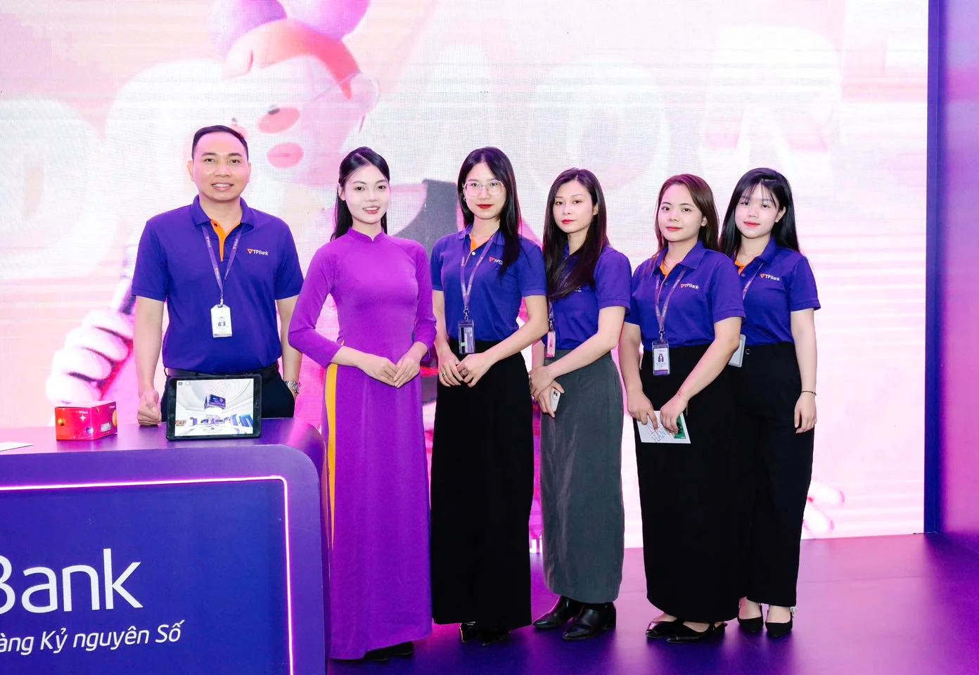 Đồng phục giao dịch viên và nhân viên tín dụng ngân hàng
