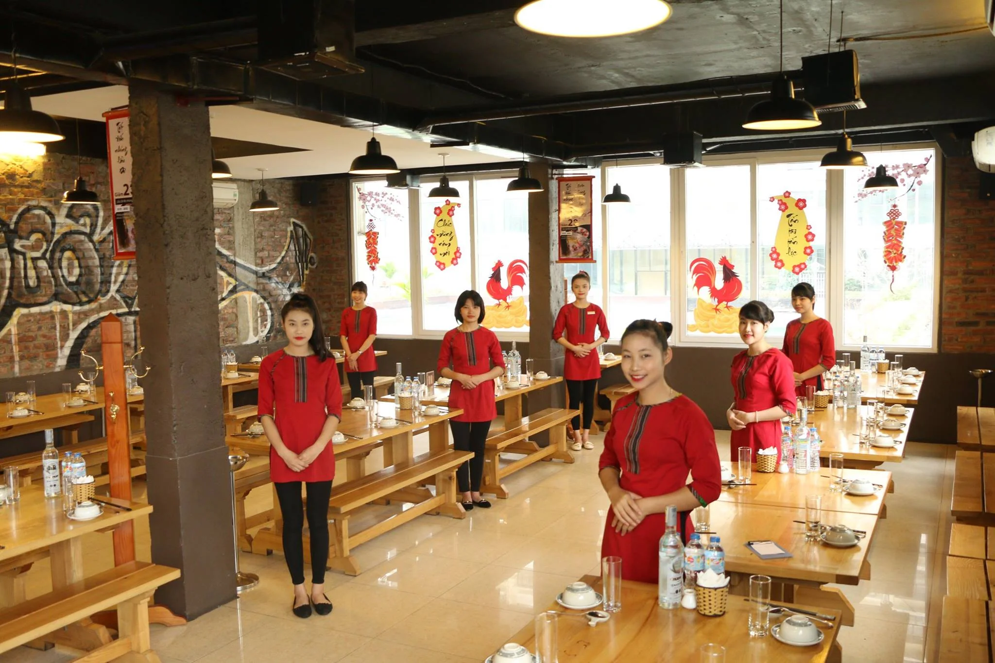 Đồng phục quán BBQ và lẩu: Chất liệu nào chịu nhiệt, dễ giặt nhất? 3 Đồng phục quán BBQ và lẩu