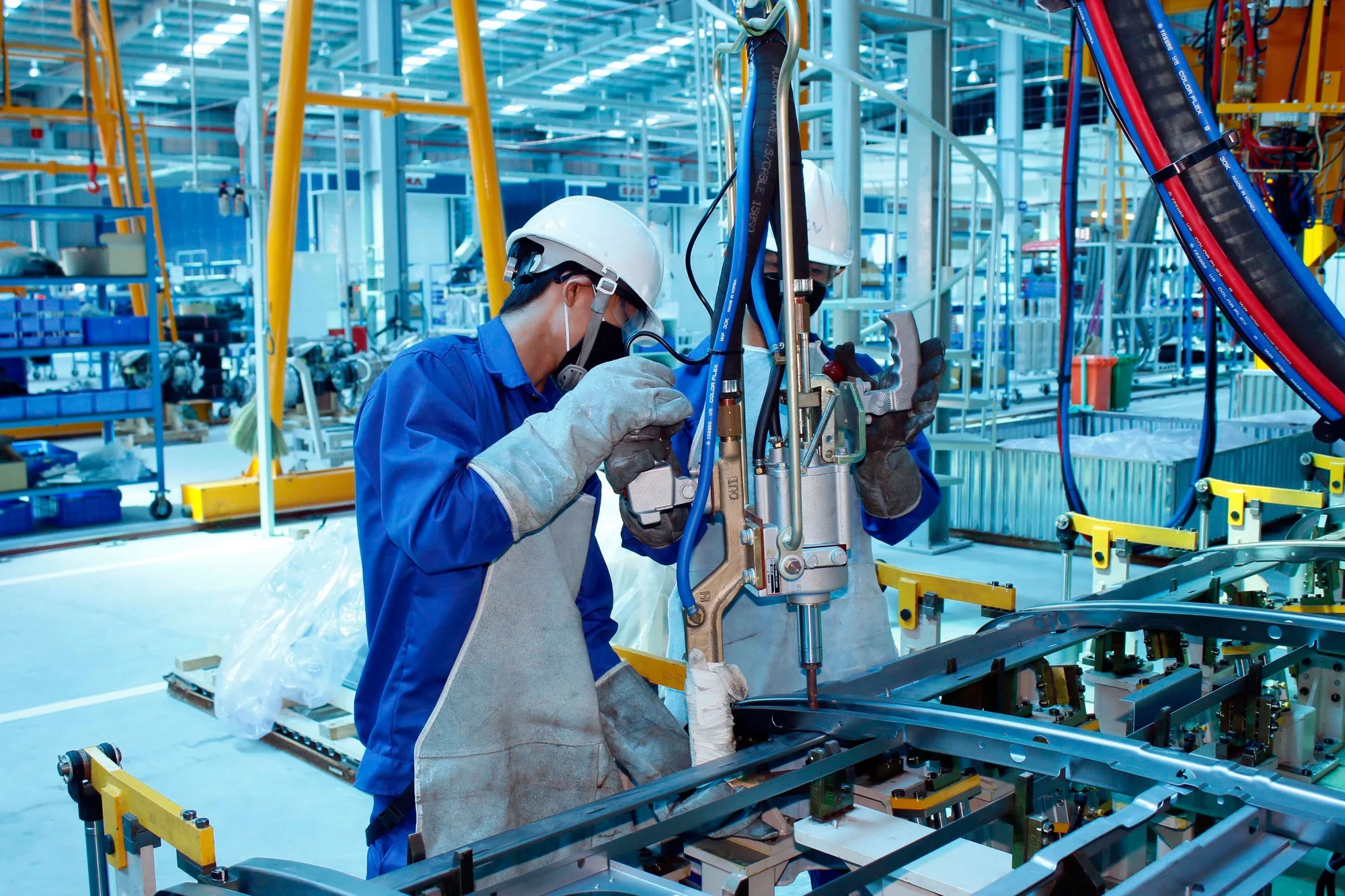 Đồng phục bảo hộ ngành cơ khí: Chọn đúng loại chịu nhiệt, chống cháy 2 Bộ quần áo bảo hộ công nhân: Chọn vải kaki thoáng, bền màu