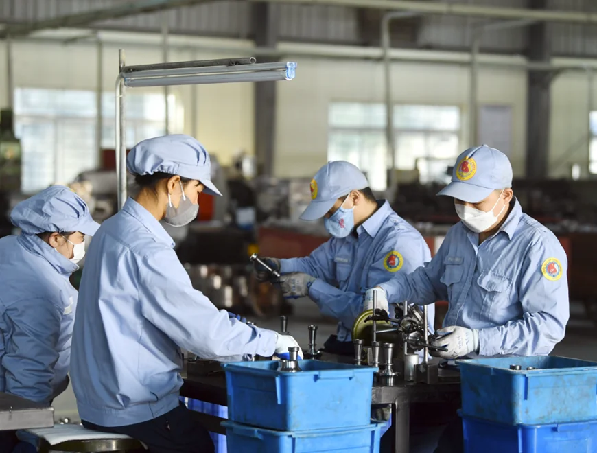 Đồng phục cho công nhân nhà máy: Chọn vải ít xù, size lớn 2 Bộ quần áo bảo hộ công nhân: Chọn vải kaki thoáng, bền màu