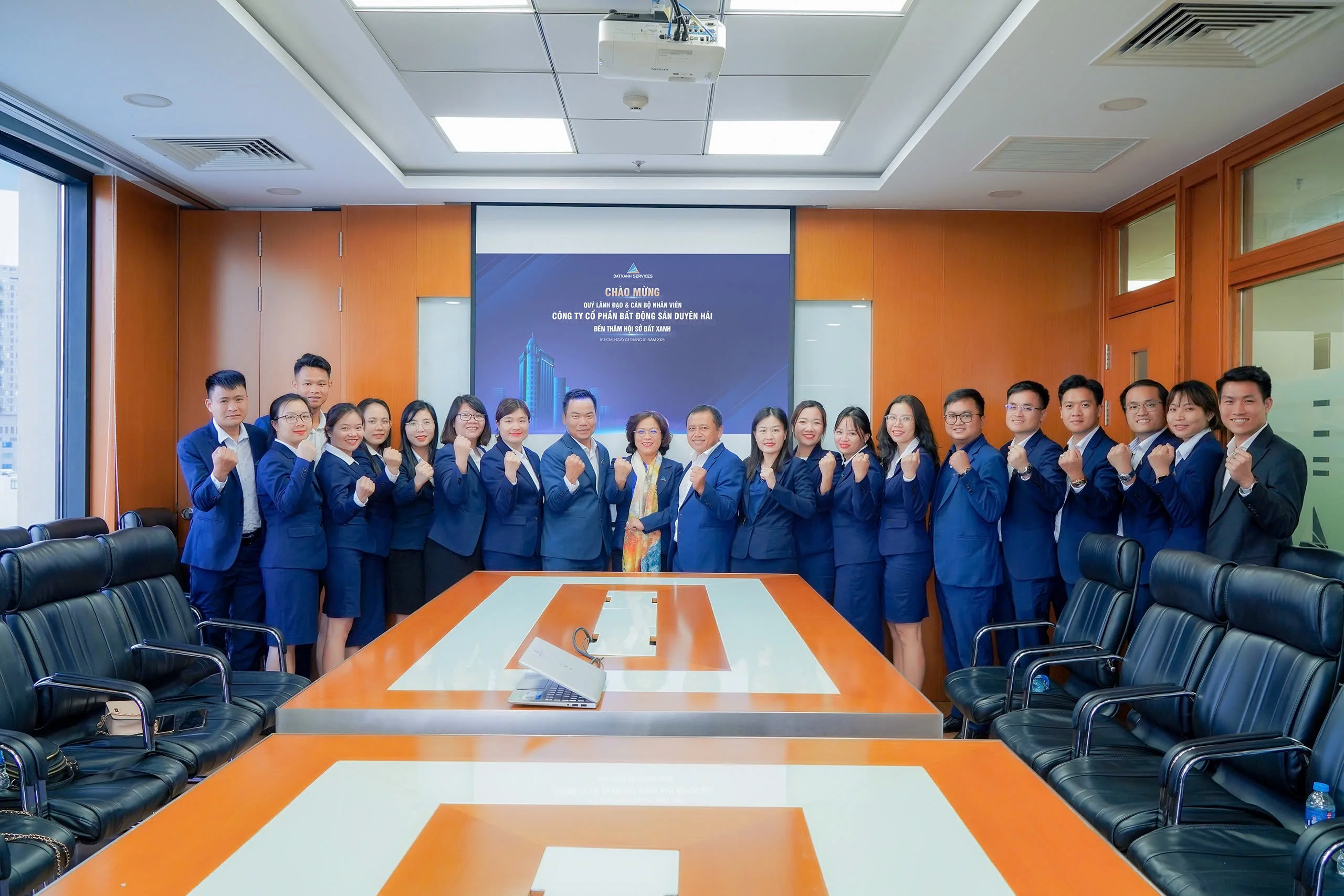 Kế hoạch ngân sách may đồng phục cho doanh nghiệp 50-200 nhân sự 4 Đồng phục ngành bất động sản: Tạo ấn tượng từ cái nhìn đầu tiên